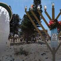 חנוכייה במקום הטבח בחוף בונדיי בסידני שבאוסטרליה, דצמבר 2025 | AFP