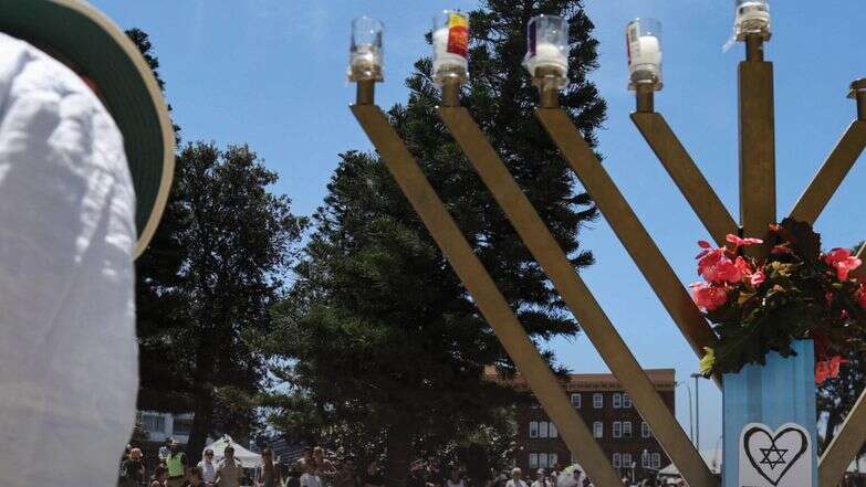 חנוכייה במקום הטבח בחוף בונדיי בסידני שבאוסטרליה, דצמבר 2025 דף הבית | AFP חנוכייה במקום הטבח בחוף בונדיי בסידני שבאוסטרליה, דצמבר 2025 דף הבית | AFP