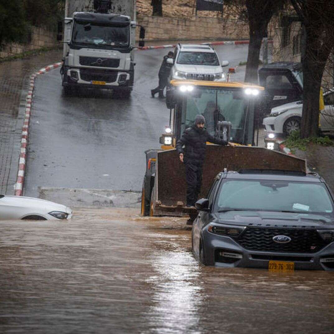 רכב לכוד בהצפות באבו גוש | אורן בן חקון, פלאש 90 רכב לכוד בהצפות באבו גוש | אורן בן חקון, פלאש 90