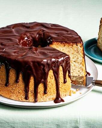 עוגת שיפון אגוזי לוז עם גנאש נוטלה | סקוט סוצ'מן/הוושינגטון פוסט; עיצוב אוכל: ליסה צ'רקסקי