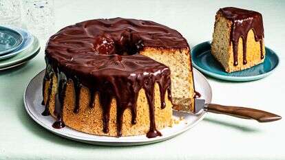 עוגת שיפון אגוזי לוז עם גנאש נוטלה | סקוט סוצ'מן/הוושינגטון פוסט; עיצוב אוכל: ליסה צ'רקסקי