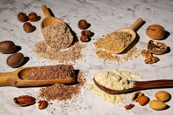 עם כיוון השעון מימין למעלה, קמחים וקמחים של אגוזי מלך, שקדים, פקאן ואגוזי לוז | מרווין ג'וזף/הוושינגטון פוסט; עיצוב אוכל: ליסה צ'רקסקי