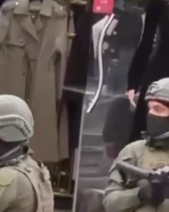 ערבים ישראלים התחפשו ללוחמים ישראלים ושדדו חנות זהב באזור חברון | צילום מסך מתוך טוויטר ערבים ישראלים התחפשו ללוחמים ישראלים ושדדו חנות זהב באזור חברון | צילום מסך מתוך טוויטר