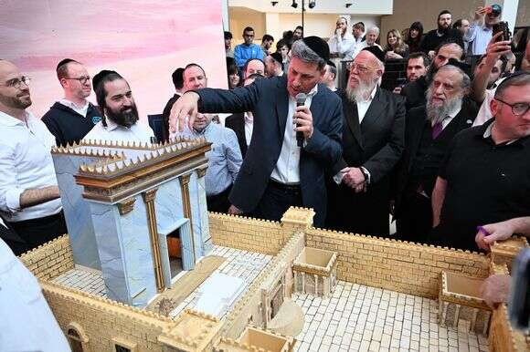 ממחיש את סוגיות מסכת זבחים בעזרת דגם של המקדש | ישראל גולדשטיין