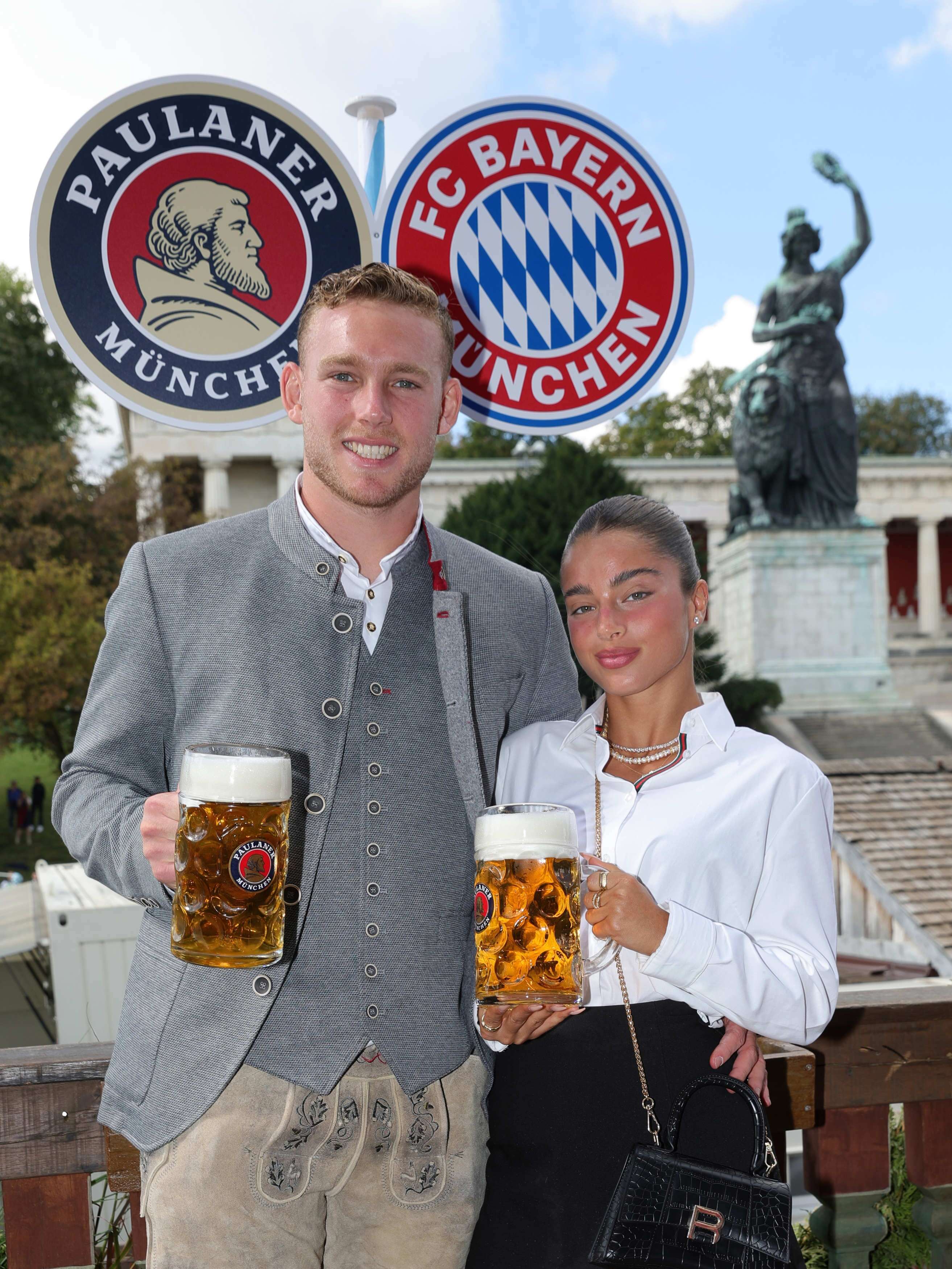 יצא מגבולות המגרש. עם אשתו, נועה קירל | EPA יצא מגבולות המגרש. עם אשתו, נועה קירל | EPA