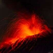 פעילות נפיצות מתרכזת במכתש הצפון-מזרחי של הר הגעש אתנה, כאשר התפרצות שהחלה ב-24 בדצמבר נמשכת, בסיציליה, איטליה | AP Photo/Salvatore Allegra