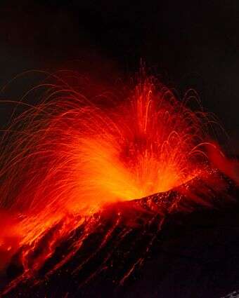 פעילות נפיצות מתרכזת במכתש הצפון-מזרחי של הר הגעש אתנה, כאשר התפרצות שהחלה ב-24 בדצמבר נמשכת, בסיציליה, איטליה | AP Photo/Salvatore Allegra