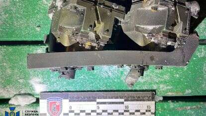 רסיס הנחשב לחלק מטיל בליסטי היפרסוני רוסי לטווח בינוני מדגם אורשניק שפגע באזור לבוב | שירות הביטחון האוקראיני באמצעות AP