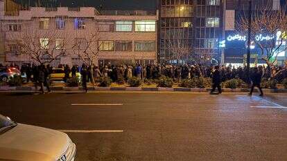 איראנים משתתפים בהפגנה נגד הממשלה בטהרן, איראן | UGC דרך AP