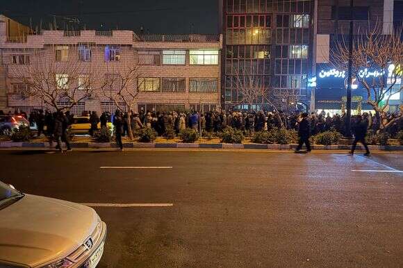 איראנים משתתפים בהפגנה נגד הממשלה בטהרן, איראן | UGC דרך AP