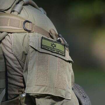 חייל צה"ל עם דגל ישראל על בגדו | אייל מרגולין, פלאש 90