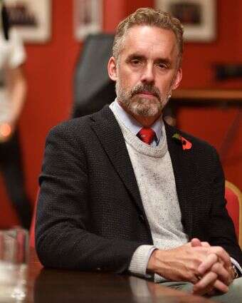 האם נכון לאחסן אותו במדפי ספרות הקודש או במדפי ספרות העיון? ג'ורדן פיטרסון | גטי אימג'ס