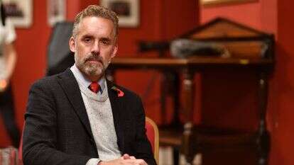 האם נכון לאחסן אותו במדפי ספרות הקודש או במדפי ספרות העיון? ג'ורדן פיטרסון | גטי אימג'ס