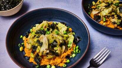 פירה בטטות עם חמאת מיסו ואדממה | לורן בולבין/הוושינגטון פוסט; עיצוב אוכל: ליסה צ'רקסקי