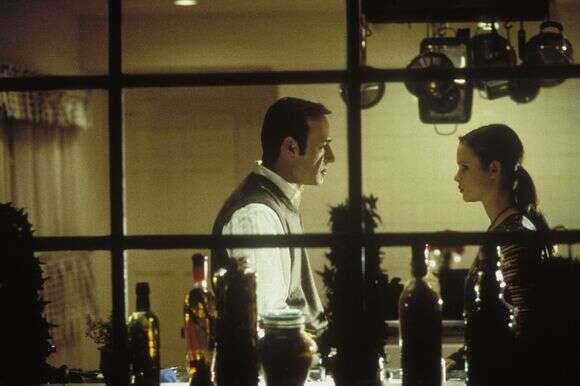 חיים נוצצים מבחוץ אבל נבולים מבפנים. מתוך הסרט "אמריקן ביוטי" | באדיבות יס חיים נוצצים מבחוץ אבל נבולים מבפנים. מתוך הסרט "אמריקן ביוטי" | באדיבות יס