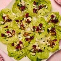 כוסות חסה עם אגוזי מלך מייפל, גורגונזולה וחמוציות | לורן בולבין/הוושינגטון פוסט; עיצוב אוכל: ליסה צ'רקסקי