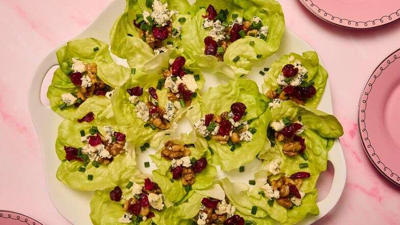 כוסות חסה עם אגוזי מלך מייפל, גורגונזולה וחמוציות | לורן בולבין/הוושינגטון פוסט; עיצוב אוכל: ליסה צ'רקסקי כוסות חסה עם אגוזי מלך מייפל, גורגונזולה וחמוציות | לורן בולבין/הוושינגטון פוסט; עיצוב אוכל: ליסה צ'רקסקי