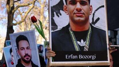 מפגינים במהלך עצרת אנטי-איראנית מחוץ לדאונינג סטריט בלונדון | EPA/ANDY RAIN