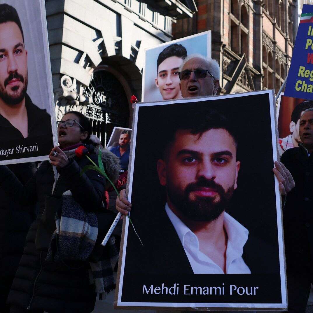 מפגינים במהלך עצרת אנטי-איראנית מחוץ לדאונינג סטריט בלונדון | EPA/ANDY RAIN