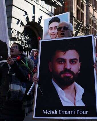 מפגינים במהלך עצרת אנטי-איראנית מחוץ לדאונינג סטריט בלונדון | EPA/ANDY RAIN