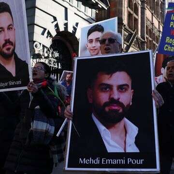 מפגינים במהלך עצרת אנטי-איראנית מחוץ לדאונינג סטריט בלונדון | EPA/ANDY RAIN