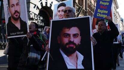 מפגינים במהלך עצרת אנטי-איראנית מחוץ לדאונינג סטריט בלונדון | EPA/ANDY RAIN