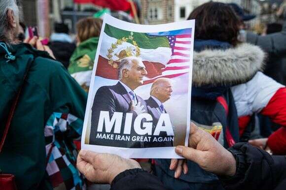 אנשים משתתפים בצעדת סולידריות למען המחאות באיראן, באמסטרדם | EPA