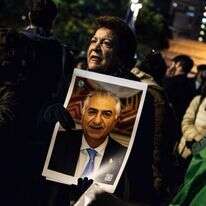 ה מחזיקה דיוקן של בנו של השאה האחרון של איראן, מוחמד רזא פהלווי, במהלך הפגנה בסולידריות עם מפגינים איראנים | ג'ון וסלס / AFP