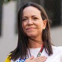 מנהיגת האופוזיציה מריה קורינה מצ'אדו מחווה לתומכים במהלך מחאה נגד הנשיא ניקולס מדורו | AP/אריאנה קובילוס