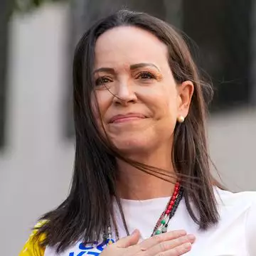 מנהיגת האופוזיציה מריה קורינה מצ'אדו מחווה לתומכים במהלך מחאה נגד הנשיא ניקולס מדורו | AP/אריאנה קובילוס