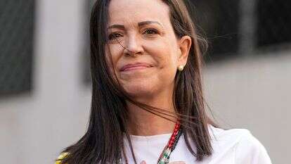 מנהיגת האופוזיציה מריה קורינה מצ'אדו מחווה לתומכים במהלך מחאה נגד הנשיא ניקולס מדורו | AP/אריאנה קובילוס