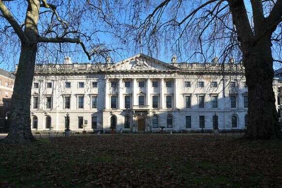 הארמון המלכותי בו מתכננים להקים את שגרירות סין החדשה בלונדון, ליד הרובע הפיננסי של לונדון | AP