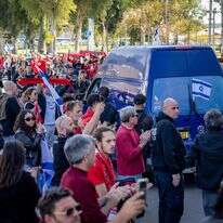 אוהדי הפועל תל אביב מחוץ לאיצטדיון בלומפילד. למצולמים אין קשר לכתבה | אריק מרמור, פלאש 90