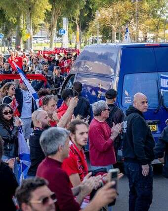 אוהדי הפועל תל אביב מחוץ לאיצטדיון בלומפילד. למצולמים אין קשר לכתבה | אריק מרמור, פלאש 90