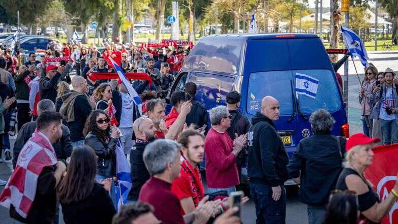 אוהדי הפועל תל אביב מחוץ לאיצטדיון בלומפילד. למצולמים אין קשר לכתבה | אריק מרמור, פלאש 90