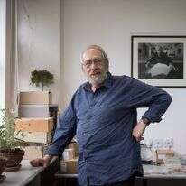 מקסימליסט מושבע. פרופ' גבי ברקאי ז"ל במשרדו הביתי, 2018 | הדס פרוש, פלאש 90