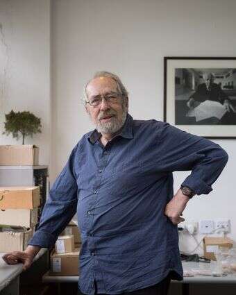 מקסימליסט מושבע. פרופ' גבי ברקאי ז"ל במשרדו הביתי, 2018 | הדס פרוש, פלאש 90