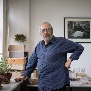 מקסימליסט מושבע. פרופ' גבי ברקאי ז"ל במשרדו הביתי, 2018 | הדס פרוש, פלאש 90