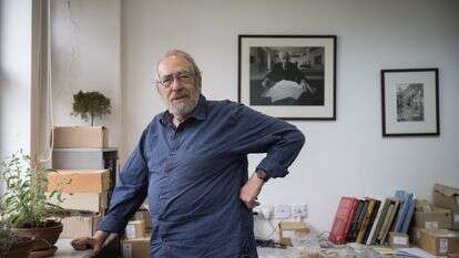 מקסימליסט מושבע. פרופ' גבי ברקאי ז"ל במשרדו הביתי, 2018 | הדס פרוש, פלאש 90