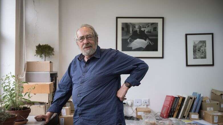 מקסימליסט מושבע. פרופ' גבי ברקאי ז"ל במשרדו הביתי, 2018 | הדס פרוש, פלאש 90