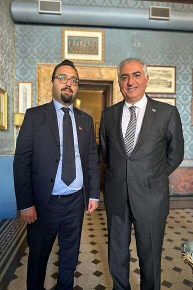 אשקן רוסטמי (משמאל) עם יורש העצר | באדיבות המצולם