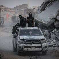 כוחות חמאס בשג'אעייה בחיפושים אחר גופות חטופים, נובמבר 2025 | גטי אימג'ס