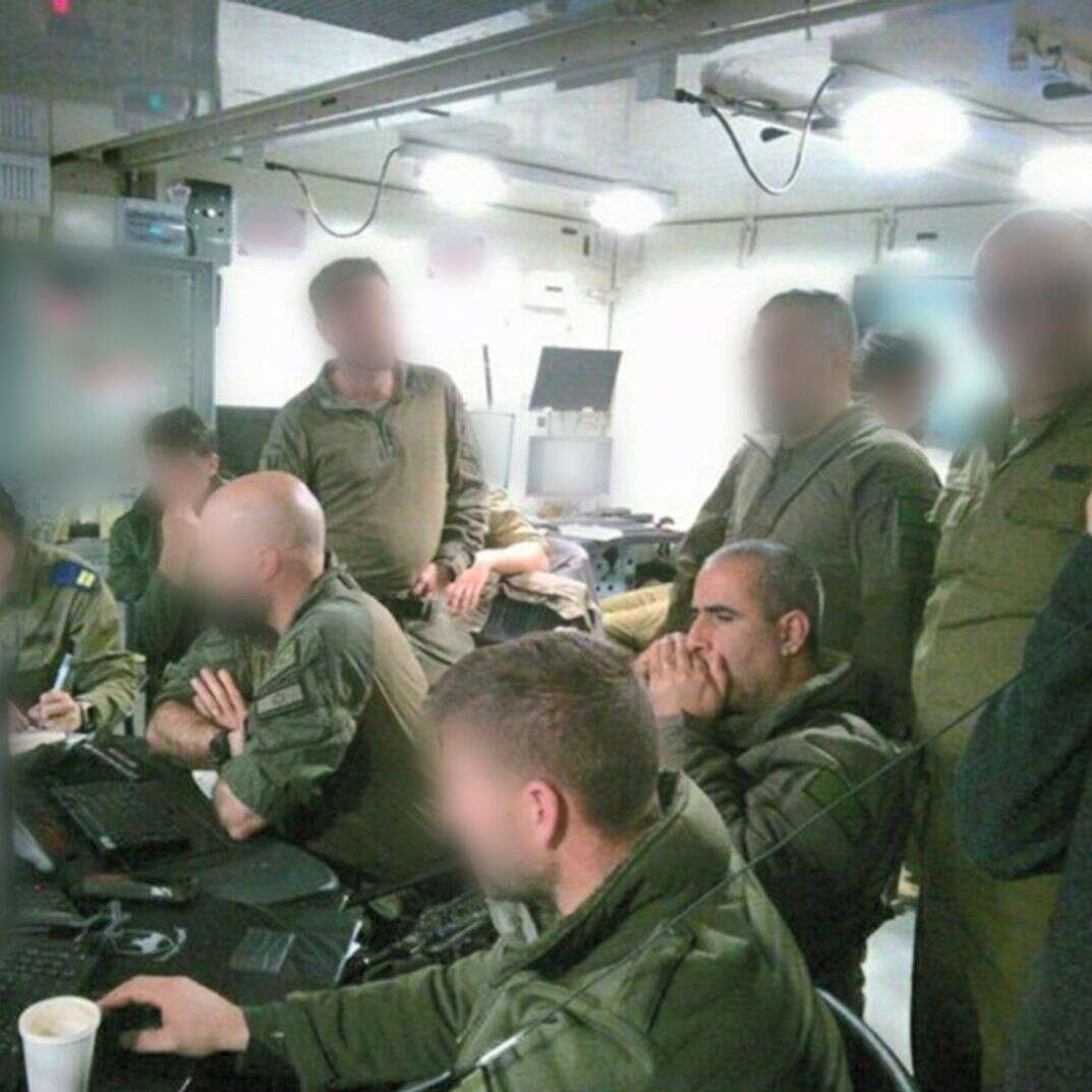 מפקד אוגדה 162, אלוף איציק כהן לצד מפקד שייטת 13, אלוף-משנה א' מהחמ"ל המפקד על המבצע להשבת גופתו של אורון שאול ז"ל | דובר צה"ל