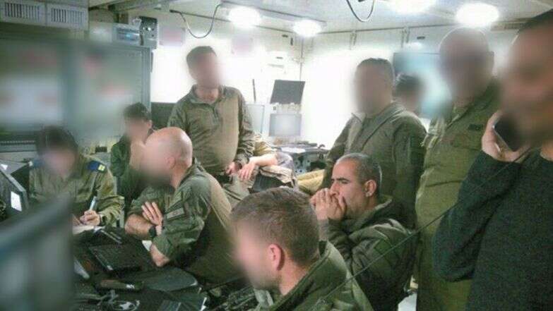 מפקד אוגדה 162, אלוף איציק כהן לצד מפקד שייטת 13, אלוף-משנה א' מהחמ"ל המפקד על המבצע להשבת גופתו של אורון שאול ז"ל | דובר צה"ל