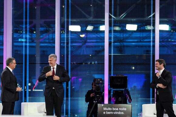 מועמד המפלגה הסוציאליסטית אנטוניו חוסה סגורו (משמאל) משוחח עם המועמד העצמאי אדמירל הנריקה גוביה א מלו (במרכז) לצד מועמד שגה אנדרה ונטורה לפני עימות טלוויזיוני עם שאר המועמדים לנשיאות לקראת הבחירות ב-18 בינואר | AFP