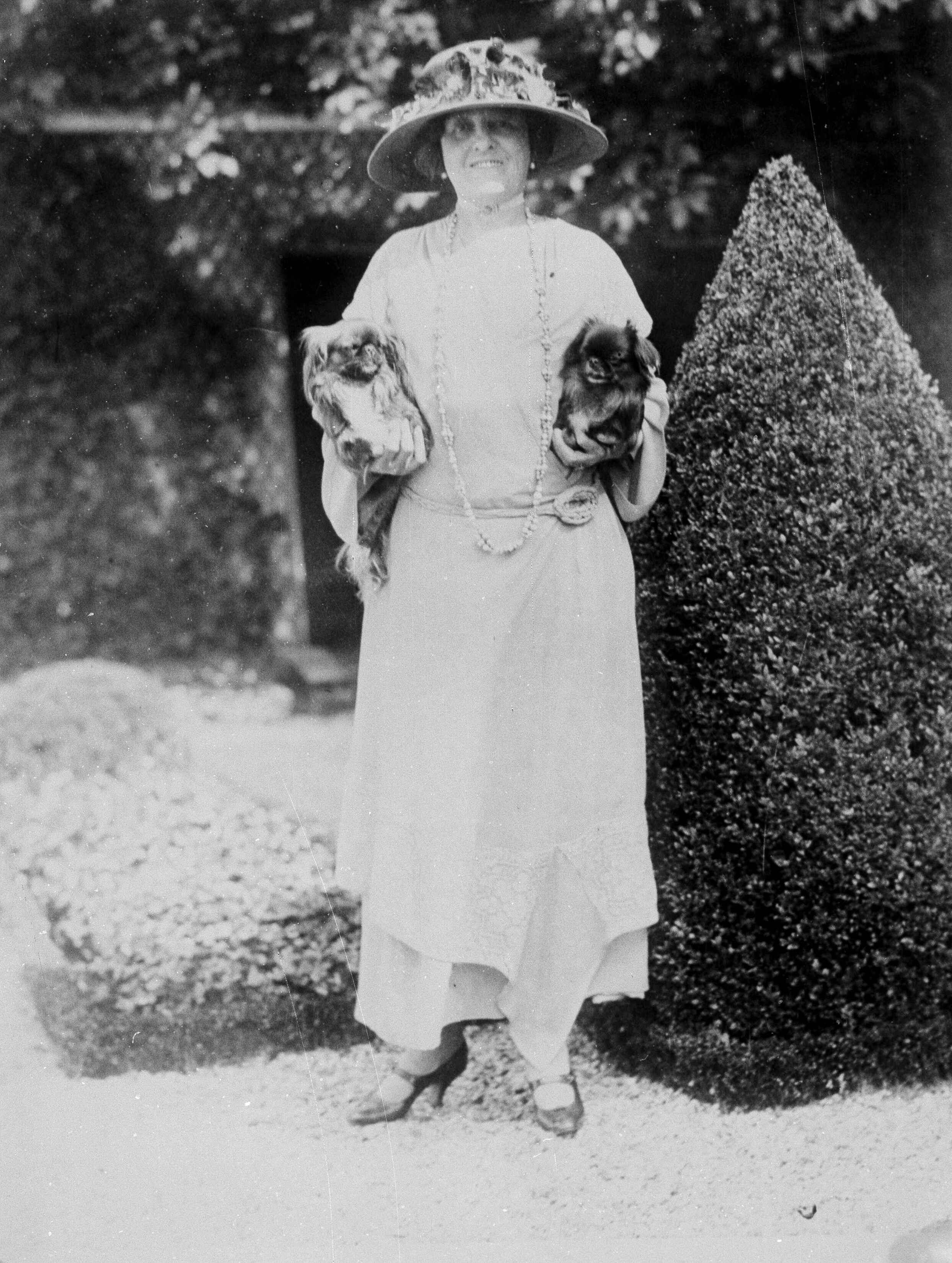 הסופרת האמריקאית אדית וורטון מצולמת עם כלביה בצרפת, 1923 | AP