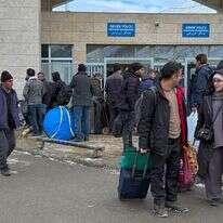 איראנים, ממתינים לאחר חציית תחנת הגבול קפיקוי בין טורקיה לאיראן | AP/Serra Yedikardes