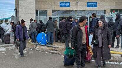 איראנים, ממתינים לאחר חציית תחנת הגבול קפיקוי בין טורקיה לאיראן | AP/Serra Yedikardes