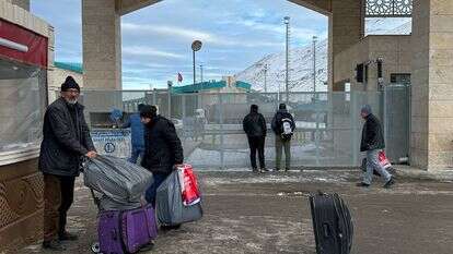 איראנים, ממתינים לאחר חציית תחנת הגבול קפיקוי בין טורקיה לאיראן | AP/Serra Yedikardes