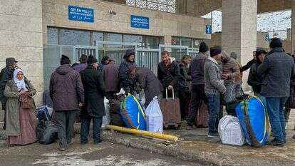 איראנים, ממתינים לאחר חציית תחנת הגבול קפיקוי בין טורקיה לאיראן | AP/Serra Yedikardes